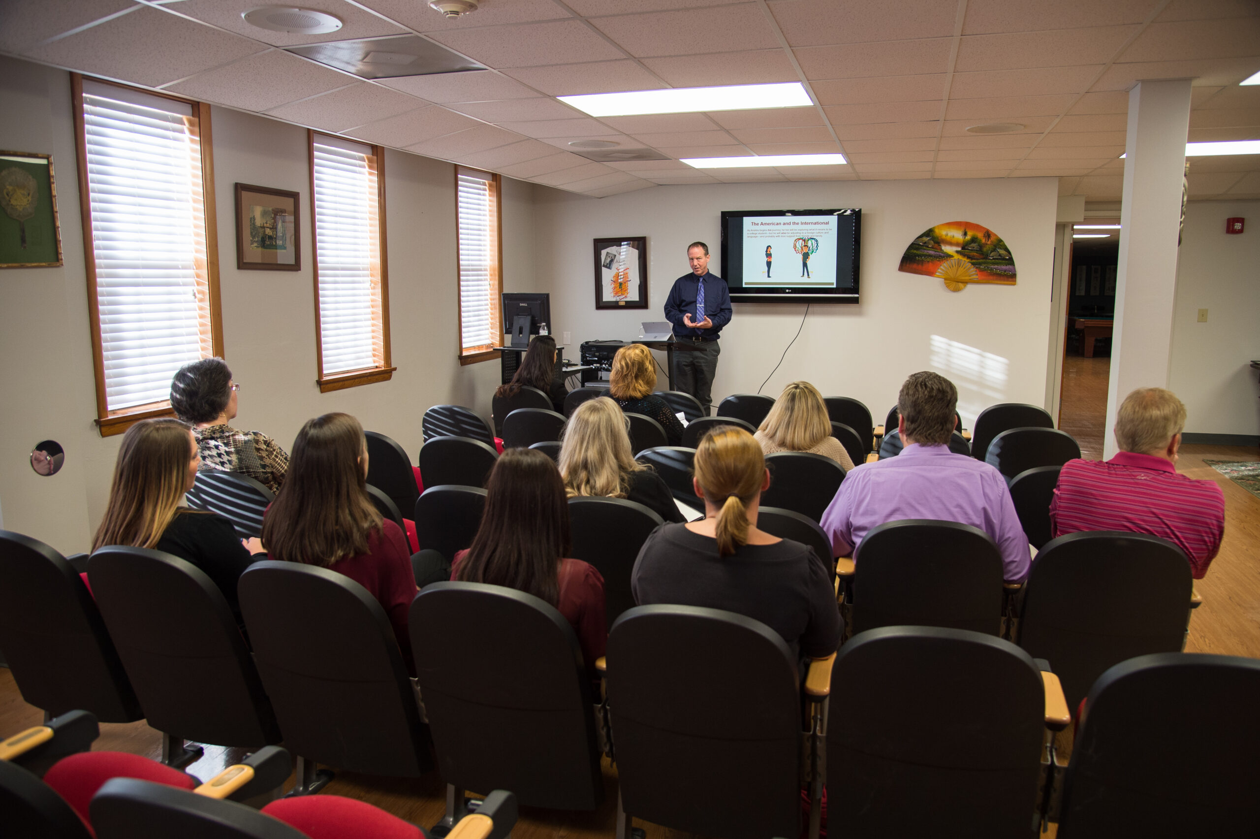 Faculty Advisor advice session at the International House. Nick Cates, ELI Director.
